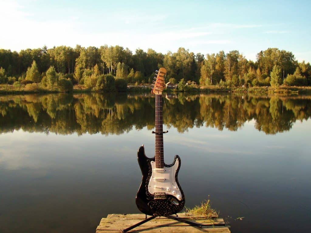 guitar, lake, electric guitar-943476.jpg